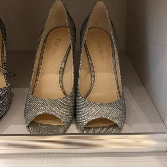 Shiny sliver pumps - Picture 5 of 5